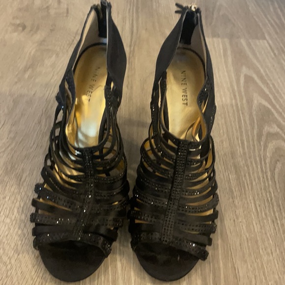 Beautiful black heels. - Picture 2 of 3